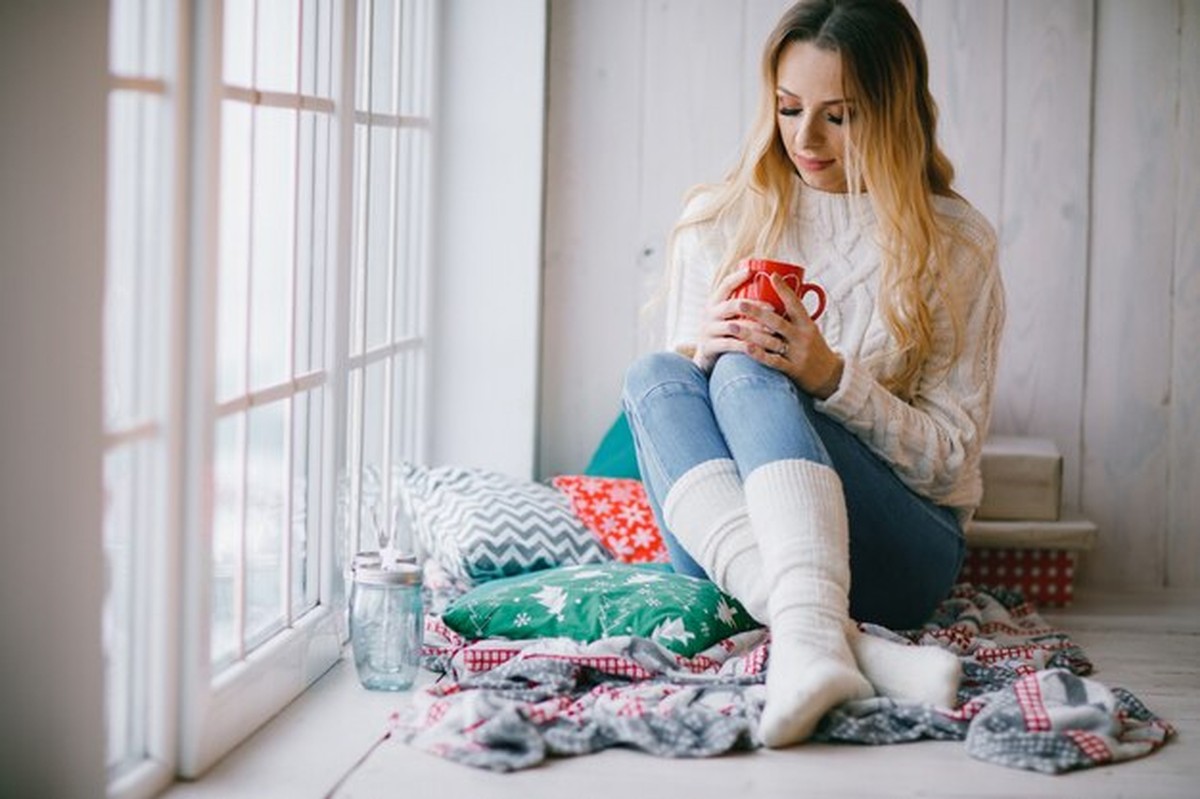 Jak ušetřit na topení: Staré ponožky dokážou zázraky u oken v zimě