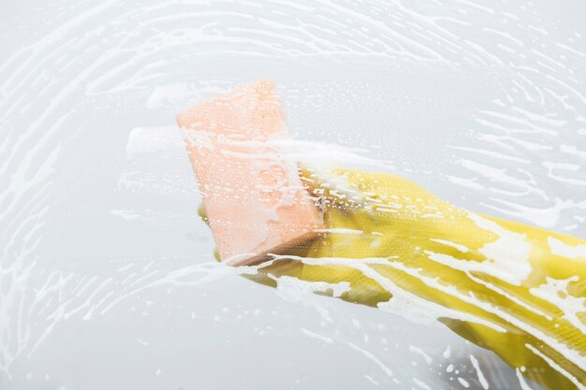 Pokud máte starou houbu, nevyhazujte: Ideální na lesklá okna před svátky