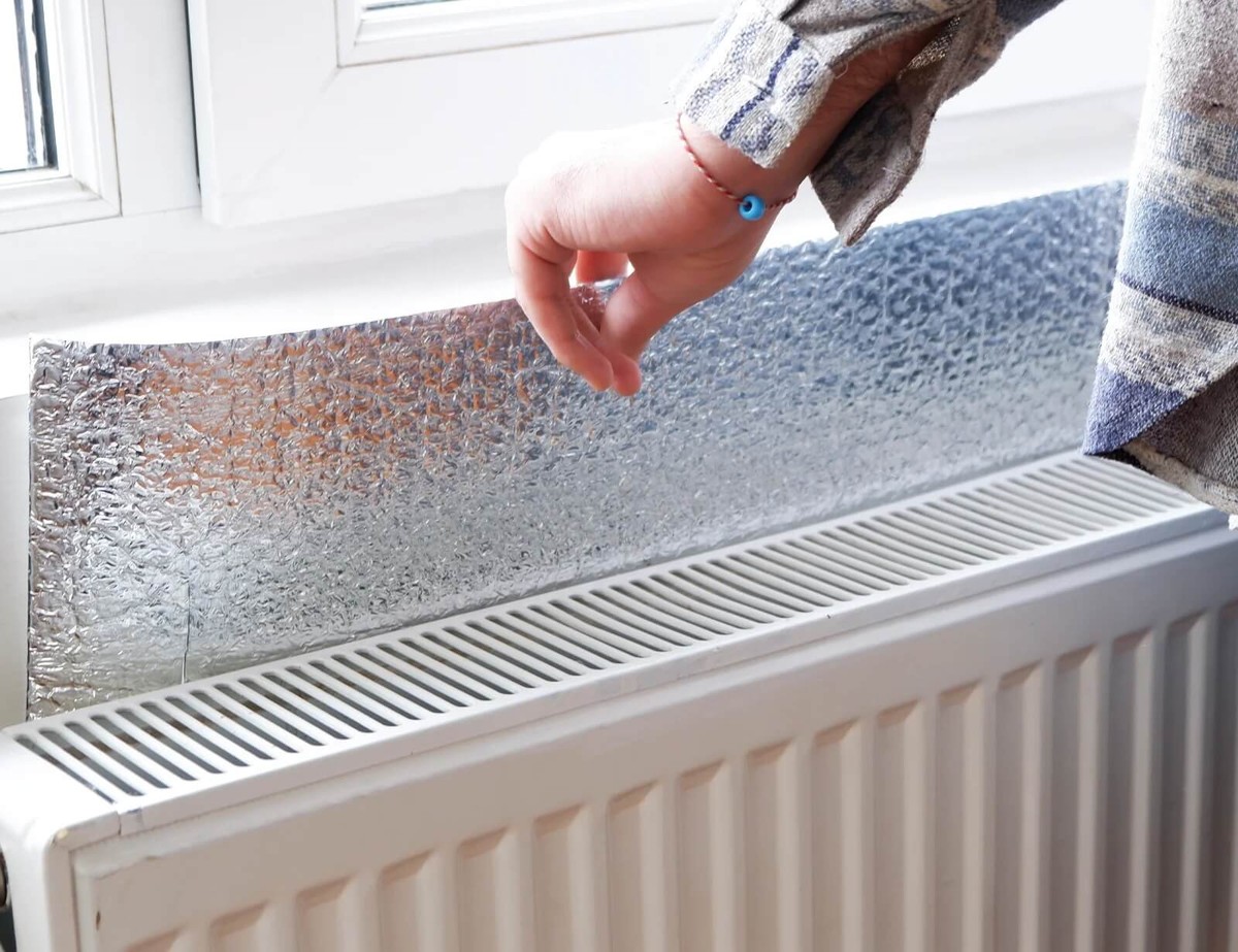 Alufolie za radiátorem? Ušetřete 30 % na topení jedním trikem