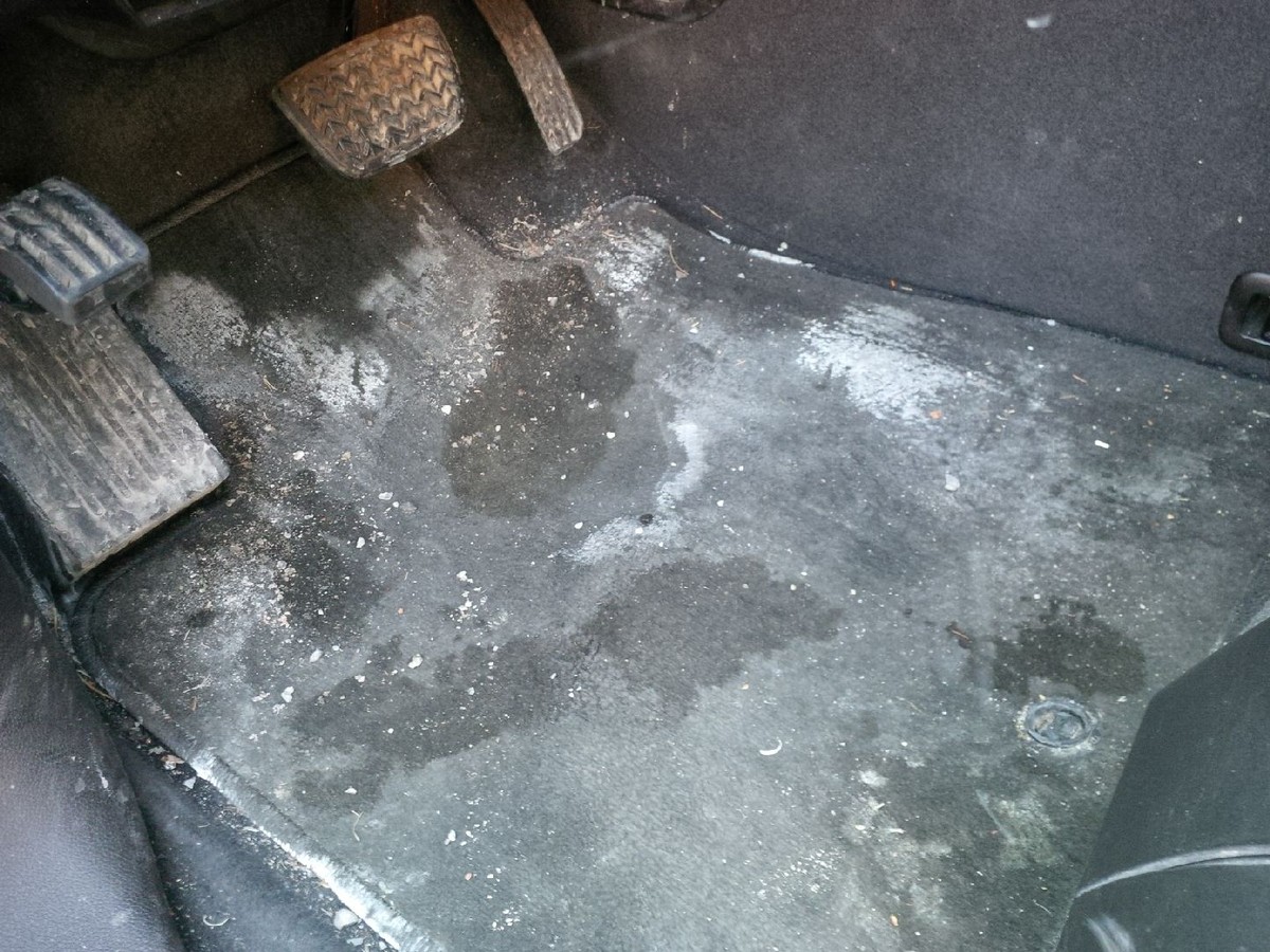 Babička to věděla: zatírá špinavý koberec vlhkou solí a špína zmizí za minutu