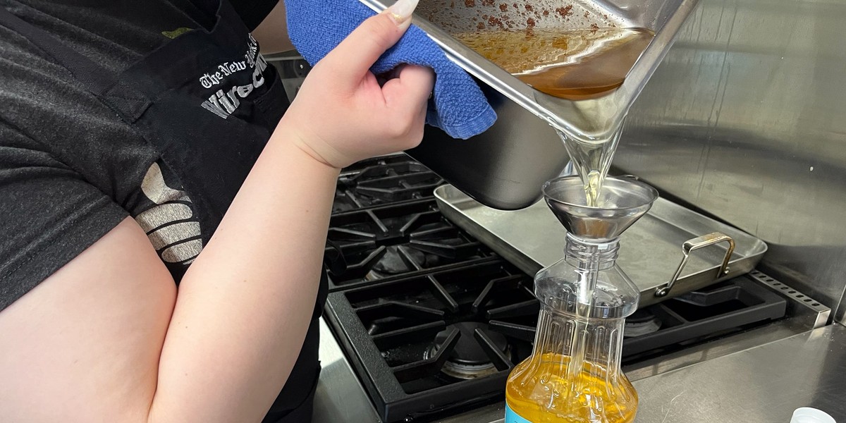 Instalatéři vás prosí: nikdy nevlévejte tento olej do kanálu - image 2