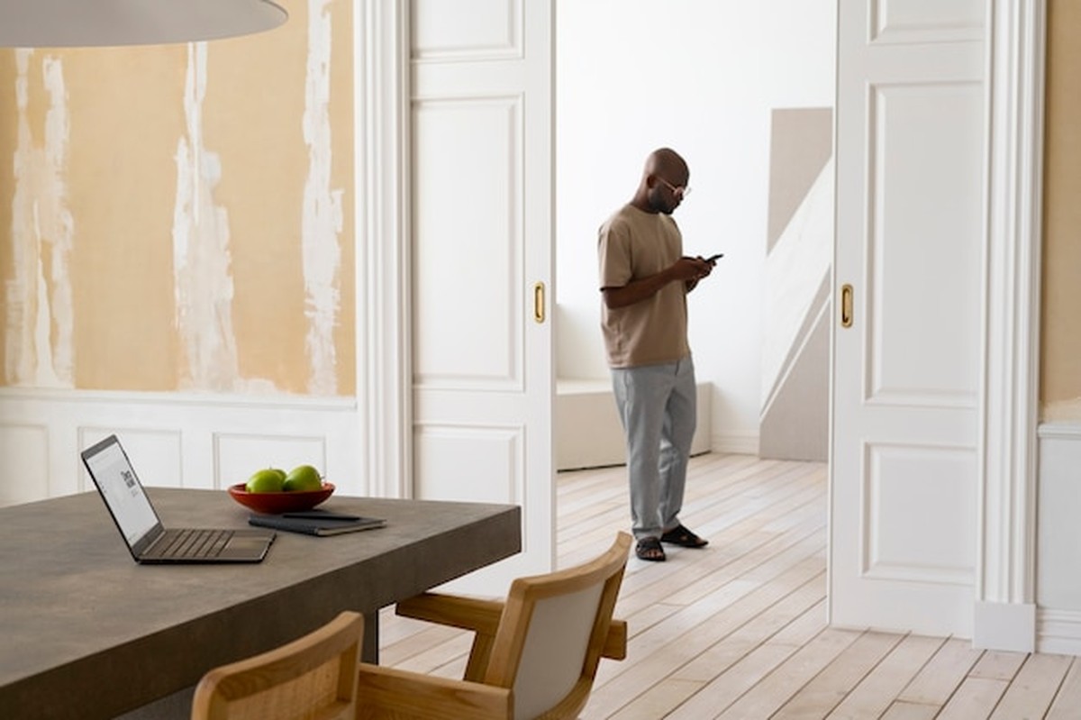 Minimalistická domácnost šetří peníze – trendy design roku 2025 v praxi