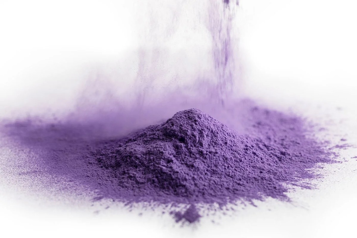 Našli jsme fialový prach v kuchyni: když ho rozpustíme ve vodě, okna řeší se samy