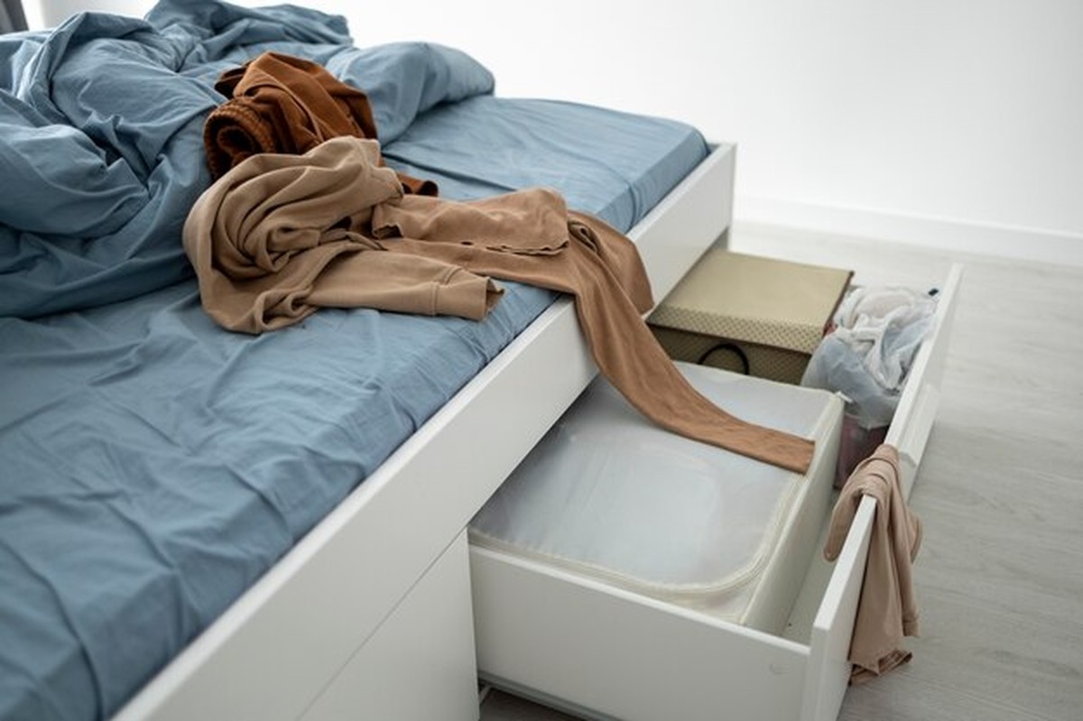 Tradiční vysavač vyšel z módy: Moderní trik s rolem od toaletního papíru uklidí pod postel