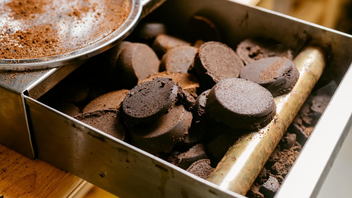 Zastavte vyhazování kávového sedliny: to je zázrak pro květiny - image 1